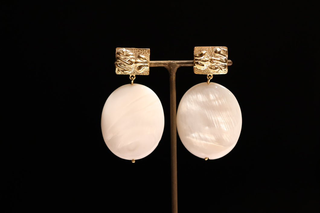 EARRINGS . MOTHER OF PEARL PITPIT