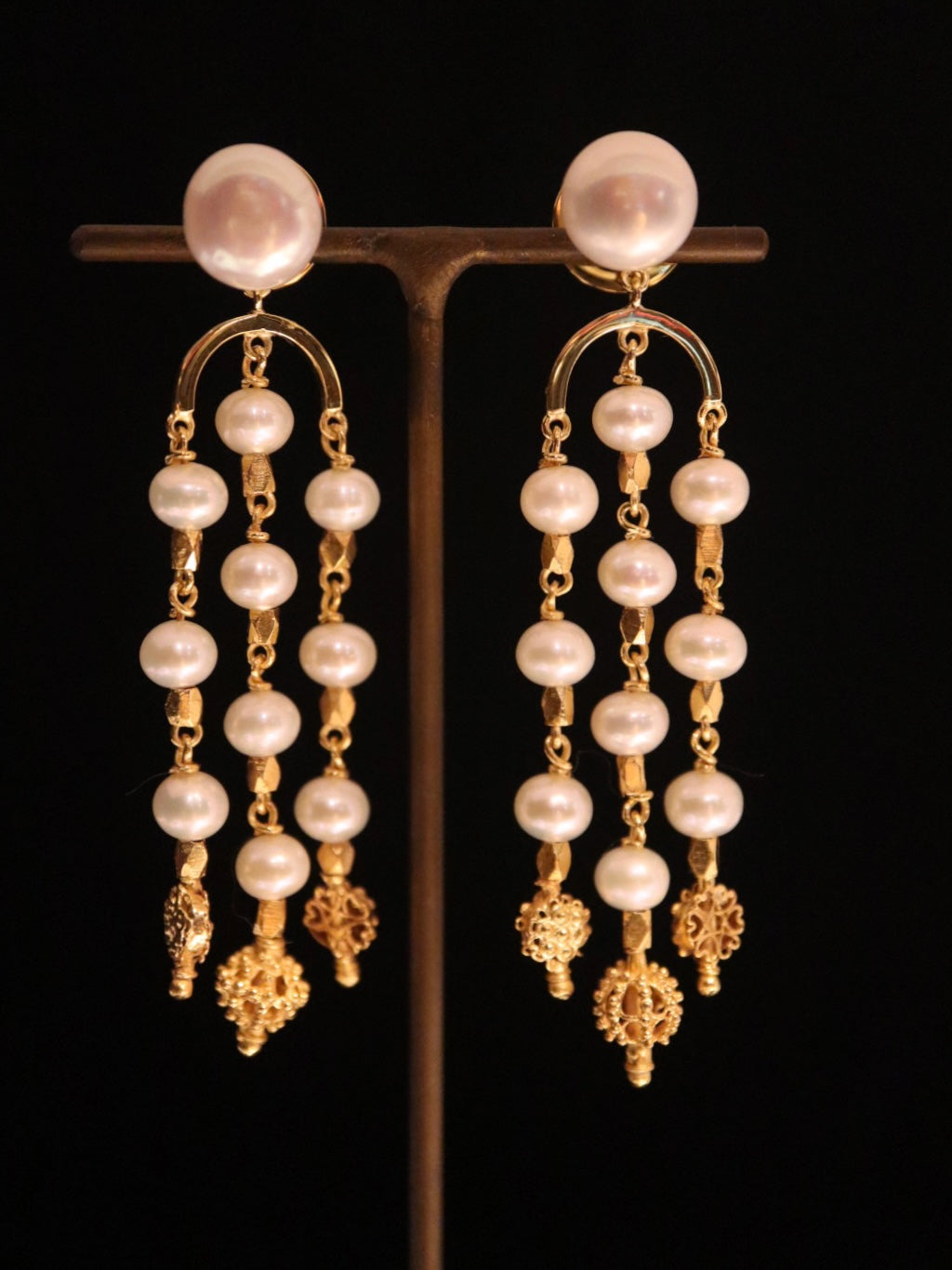 EARRINGS . TAMBURIN BEAD PEARL CHANDELIER