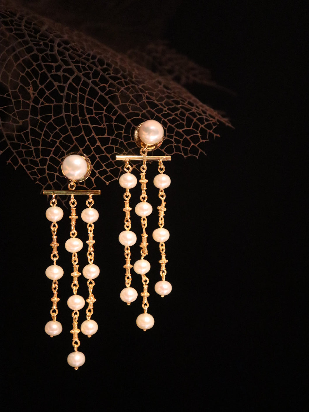 EARRINGS . TAMBURIN BEAD PEARL BAR CHANDELIER