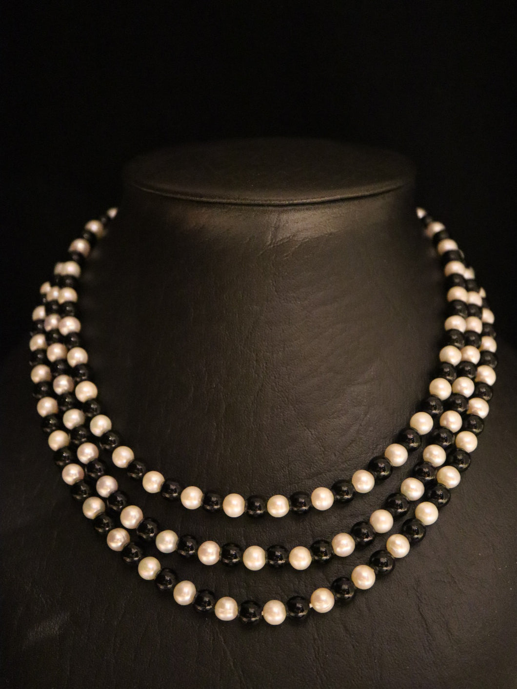 NECKLACE . TRIPLE STRAND PEARL AND ONYX