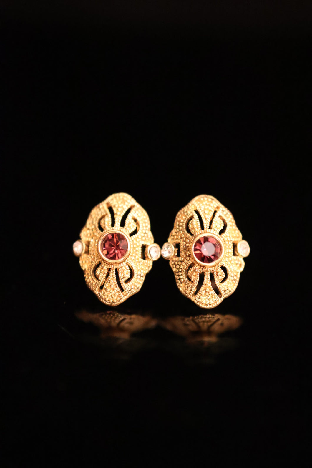 EARRINGS . GARNET SHIELD