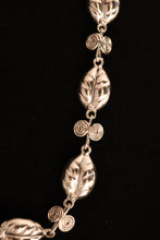Load image into Gallery viewer, NECKLACE . LEAF LINK
