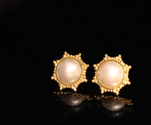 Load image into Gallery viewer, EARRINGS . MABE PEARL BOLITA FRAME

