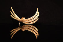 Load image into Gallery viewer, BROOCH. WHEAT KNOT
