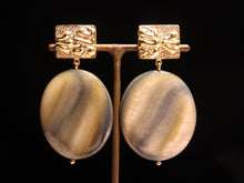 Load image into Gallery viewer, EARRINGS . MOTHER OF PEARL PITPIT LINK
