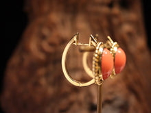 Load image into Gallery viewer, EARRING. CORAL/ONYX HOOP BOLITA
