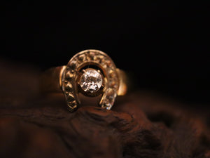 RING. GOLD HORSESHOE DIAMOND