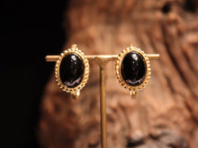 Load image into Gallery viewer, EARRING. CORAL/ONYX HOOP BOLITA

