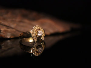 RING. GOLD HORSESHOE DIAMOND