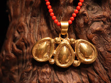 Load image into Gallery viewer, NECKLACE. 3 DROP PENDANT ON CORAL
