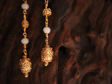Load image into Gallery viewer, EARRING. TAMBURIN BEAD + CHALCEDONY
