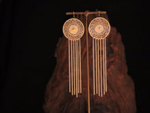 Load image into Gallery viewer, EARRING. MOTHER OF PEARL CALIPAN FRINGE
