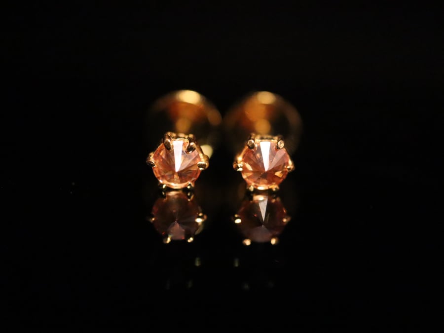 EARRING. GOLD INVERTED TOPAZ