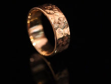 Load image into Gallery viewer, RING.HAMMERED BAND
