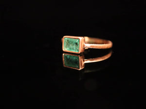 RING. GOLD EMERALD