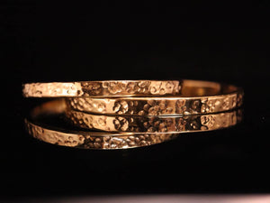 BANGLE. SQUARE 5 HAMMERED