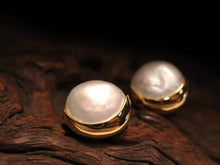 Load image into Gallery viewer, EARRING. HALFMOON COIN PEARL
