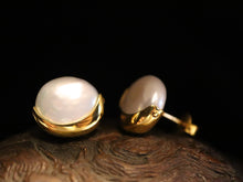 Load image into Gallery viewer, EARRING. HALFMOON COIN PEARL
