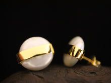 Load image into Gallery viewer, EARRING. LINE COIN PEARL
