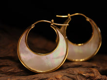 Load image into Gallery viewer, EARRING. MOTHER OF PEARL CREOLLA
